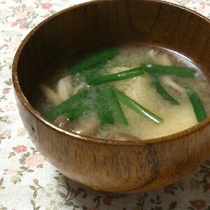 ☆油揚げとニラとしめじの味噌汁☆